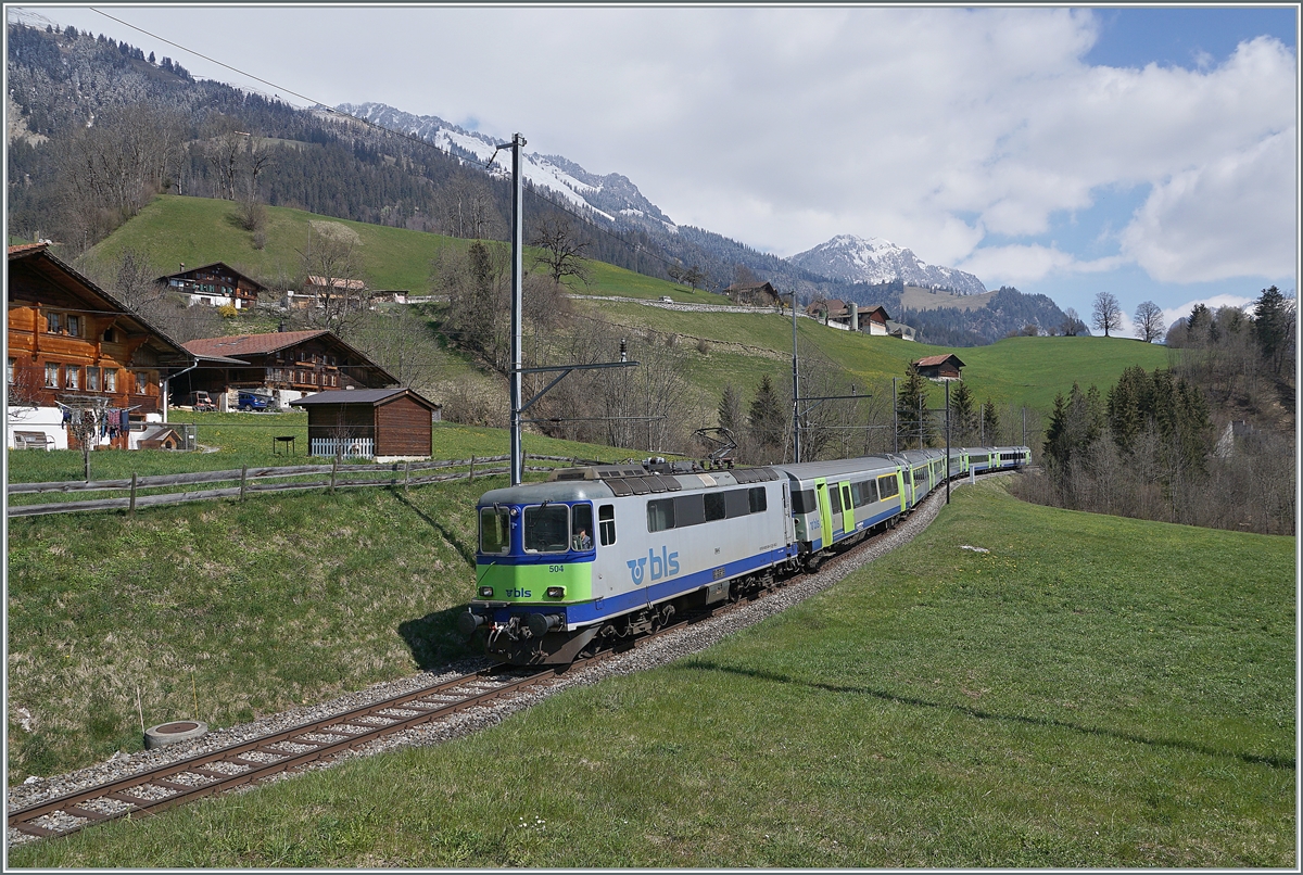 Bei Enge im Simmental ist die BLS Re 4/4 II 504 mit ihrem RE aus EW III Wagen auf dem Weg nach Zweisimmen. 

14. April 2021