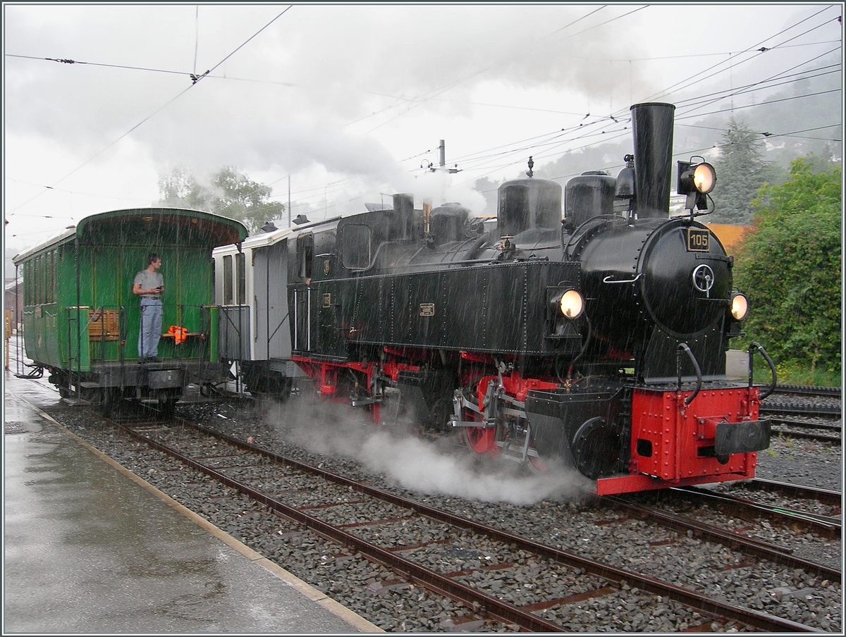 Bei kräftigem Regen erreicht der Blonay-Chamby Riviera Belle Epoque Express  von Vevey nach Chaulin den Bahnhof von Blonay. 

25. Juli 2021