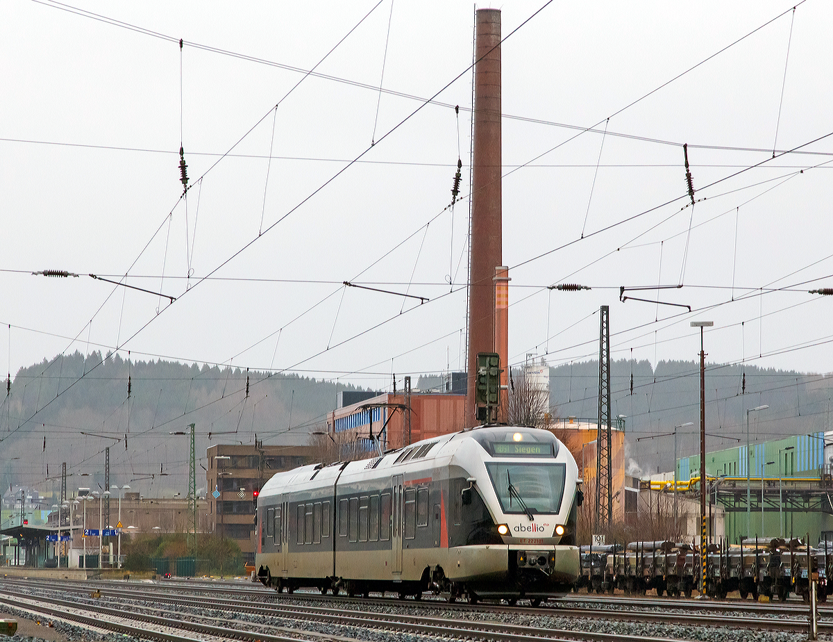 
Bei leichtem Regen fährt am 10.01.2015 der ET 22 2101 (94 80 0426 100-4 D-ABRN / 94 80 0826 100-0 D-ABRN), ex ET 22 001, ein 2-teiliger Stadler Flirt der Abellio Rail NRW als RB 91  Ruhr-Sieg-Bahn   (Hagen - Finnentrop - Kreuztal – Siegen) von Siegen-Geisweid weiter in Richtung Siegen Hbf. 

Diese Fahrzeuge hat die Abellio über die CBRail Ltd. geleast. Der Triebzug wurde 2007 bei Stadler Pankow GmbH in Berlin unter der Fabriknummer 37630 gebaut, 2014 wurde es modernisiert.