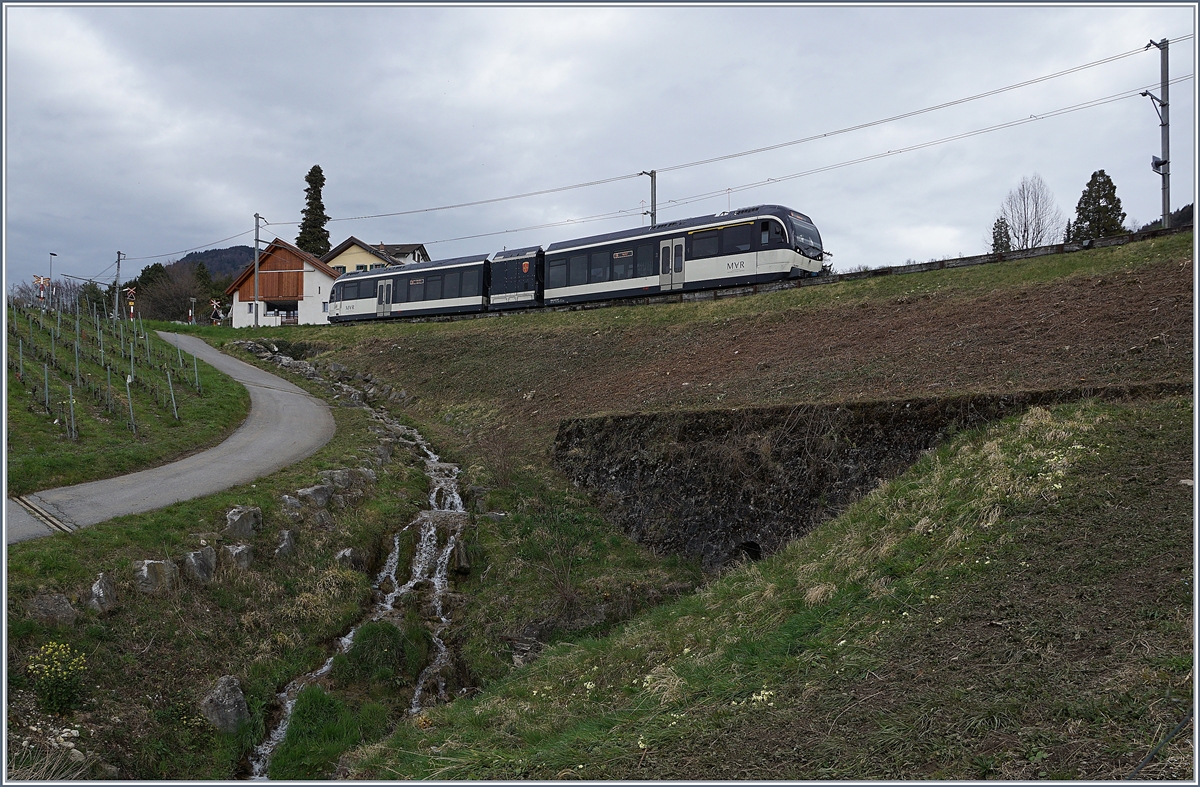 Bei Planchamp wurden südlich der MOB Strecke bedeutende Bestände an Sträucher und Bäumen entfernt, so dass nun völlig neue Bilder möglich sind, wie dies Beispiel des MVR ABeh 2/6 7501 auf der Fahrt von Fontanivent nach Montreux zeigt. 

12. März 2020