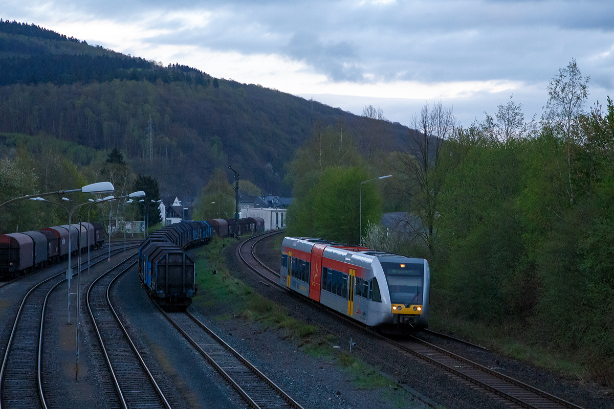 
Bei schlechtem Licht geht nicht....Geht doch....
Ein Stadler GTW 2/6 der Hellertalbahn hat am 25.04.2015  (abends um 20:09Uhr) gerade das Einfahrtsignal von Herdorf passiert und erreicht gleich den Bahnhof Herdorf.