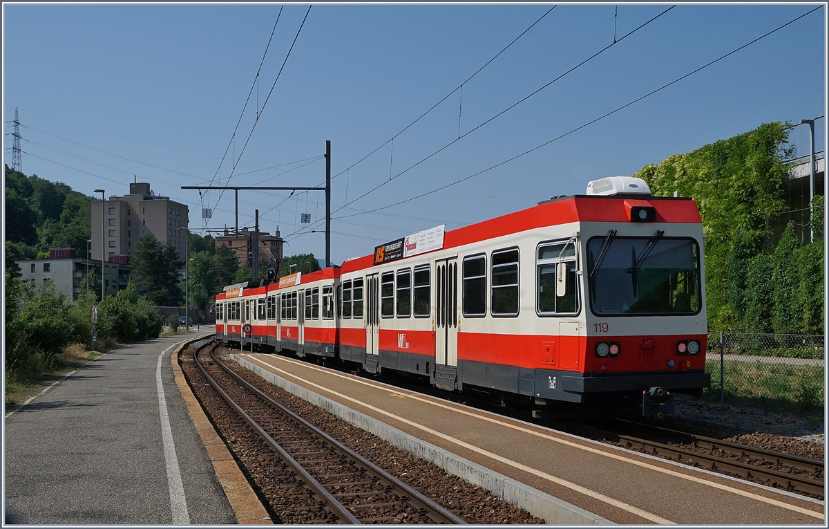 Bei der Station Altmarkt trifft die in 750 mm Spur ausgeführte Bahn aus dem Waldenburgertal auf die Normalspurstrecke Olten - Basel, welche sie bis Liestal, der Endstation der WB begleitet. 
Das Bild zeigt einen WB Zug auf der Fahrt Richtung Waldenburg. Auf allen möglichen Kreuzungsstationen ist den Zügen Richtungsabhängig ein Gleis zugeordnet, die federnden Ausfahrweichen werden dann jeweils  aufgeschnitten  .
22 Juni 2017