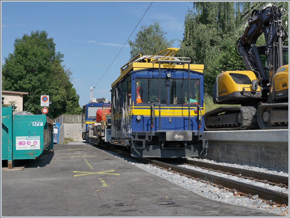 Bei der Umgestaltung des Bahnhofs von St-Légier blieb der in Richtung Châtel St-Denis führende Gleisstumpen erhalten und wurde sogar aufwändig saniert, um hier weitehrhin Fahrzeuge abstellen zu können.

St-Légier, den 26. Juli 2019