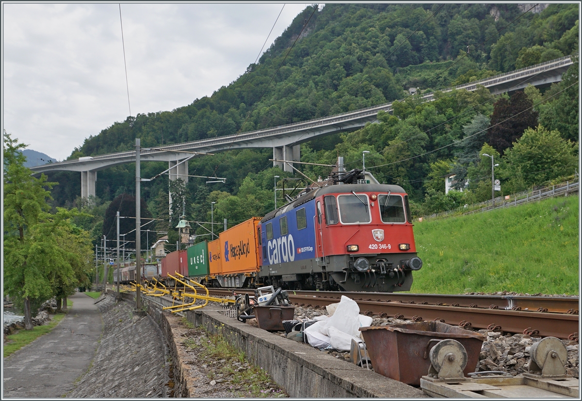 Bei Villeneuve ist die SBB Re 4/4 II 11346 (Re 420 346-9) mit einem kurzen Güterzug unterwegs. Im Vordergrund ist allerlei Gerät für den Gleisunter zu sehen. 

27. Juli 2021