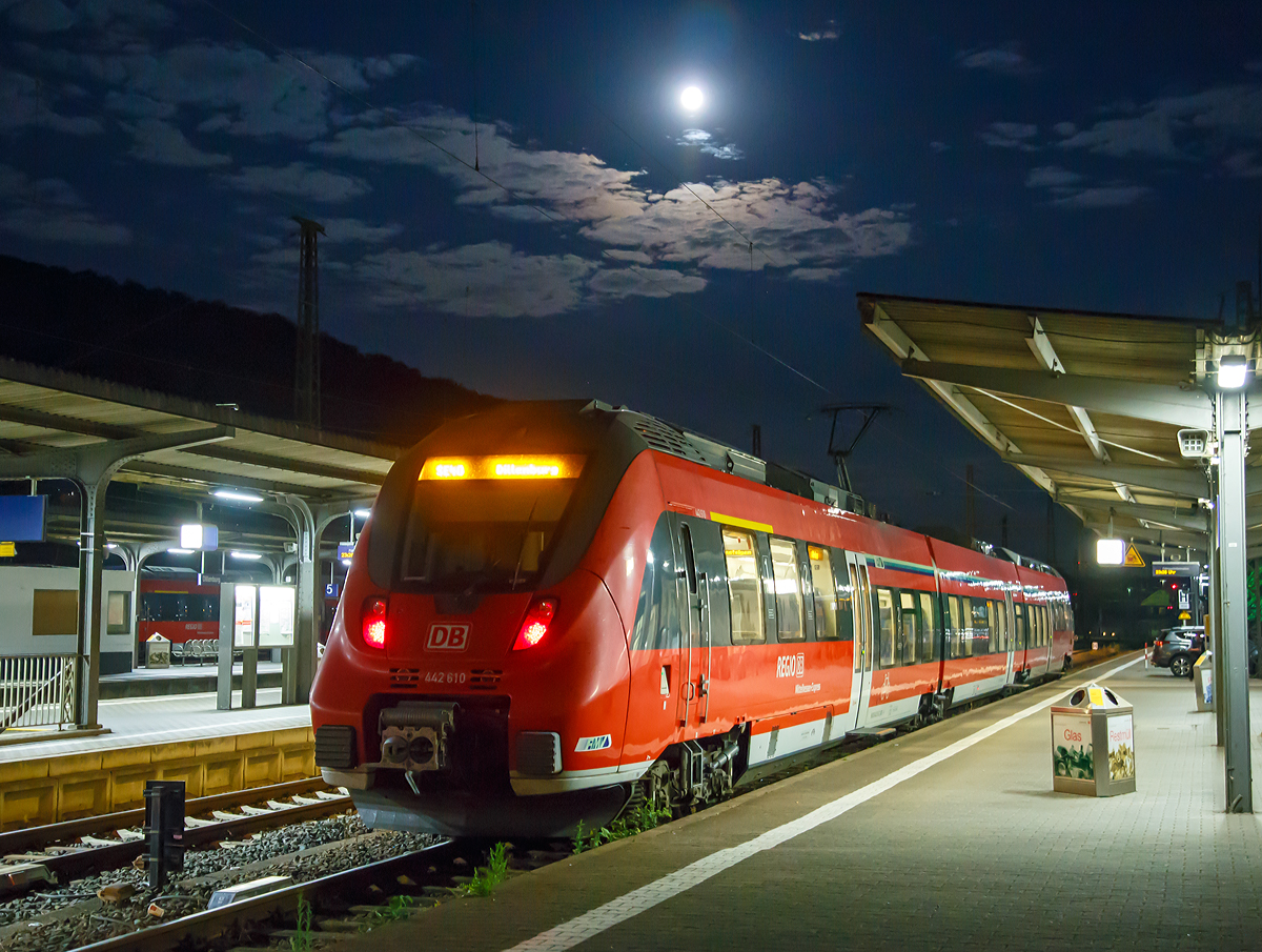 
Bei Vollmond.....
Mit ihm bin ich von Frankfurt nach Dillenburg gefahren, nun steht er wieder für die Gegenrichtung bereit. Der dreiteilige Bombardier Talent 2 (442 110 / 442 610) der DB Regio seht, als  SE 40  Mittelhessen-Express  (Dillenburg - Gießen - Frankfurt Hbf), bei Vollmond am 01.07.2015 im Bahnhof Dillenburg bereit.

Die Aufnahme machte ich aus der Hand.