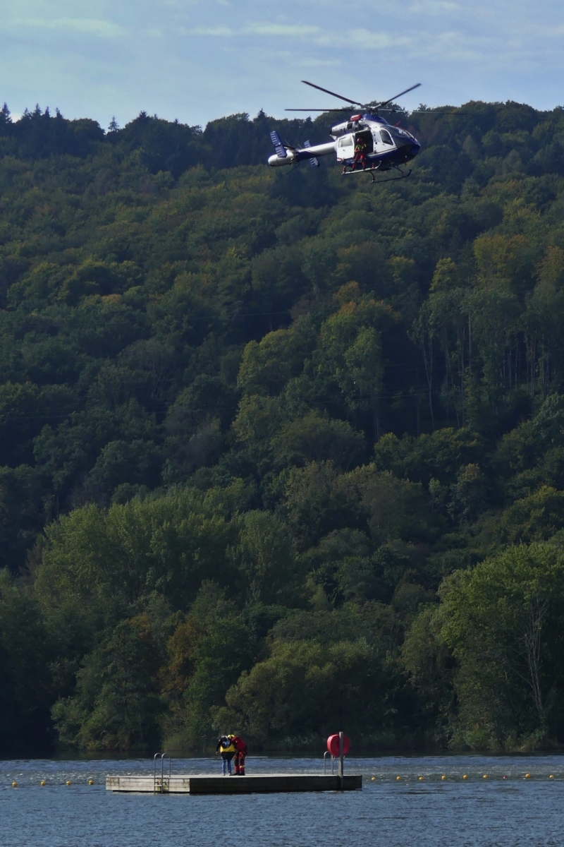 Bei einer Vorfhrung mit dem LAR Rettungshubschrauber, (LX-HMS), McDonnell Douglas, MD 900 Explorer, muss die Person gesichert werden um mit dem Rettungsassistenten an Bord hochgehoben zu werden. 22.09.2024