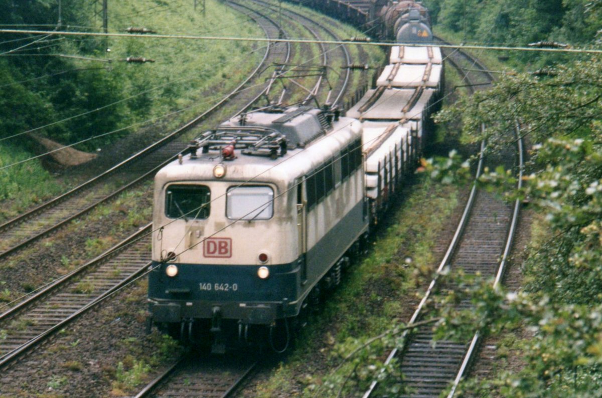 Beide seiten des Storys: 140 642 wartet in Duisburg-Kaiserberg auf die Weiterfahrt am 14 Mai 2005.