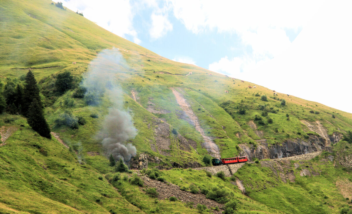 Bergfahrt - der Zug mit der Lok 6 der Brienz Rothorn Bahn hat den Chüemaadtunnel längst verlassen, da quillt ganz plötzlich der ganze Rauch der Lok aus dem Tunnel heraus. 3.August 2023   