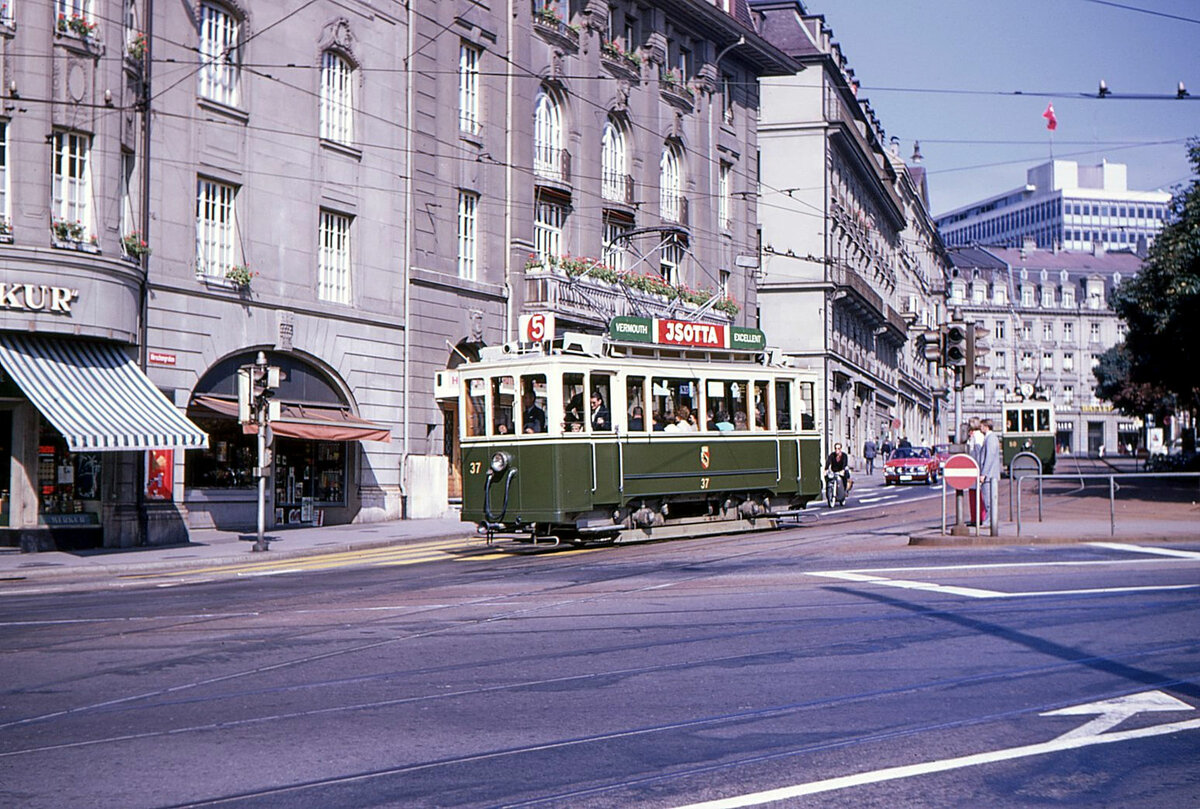 Berner Be 2/2 als Regelkurse am 28.September 1969: Wagen 37 beim Abbiegen vom Hirschengraben in die Effingerstrasse. 