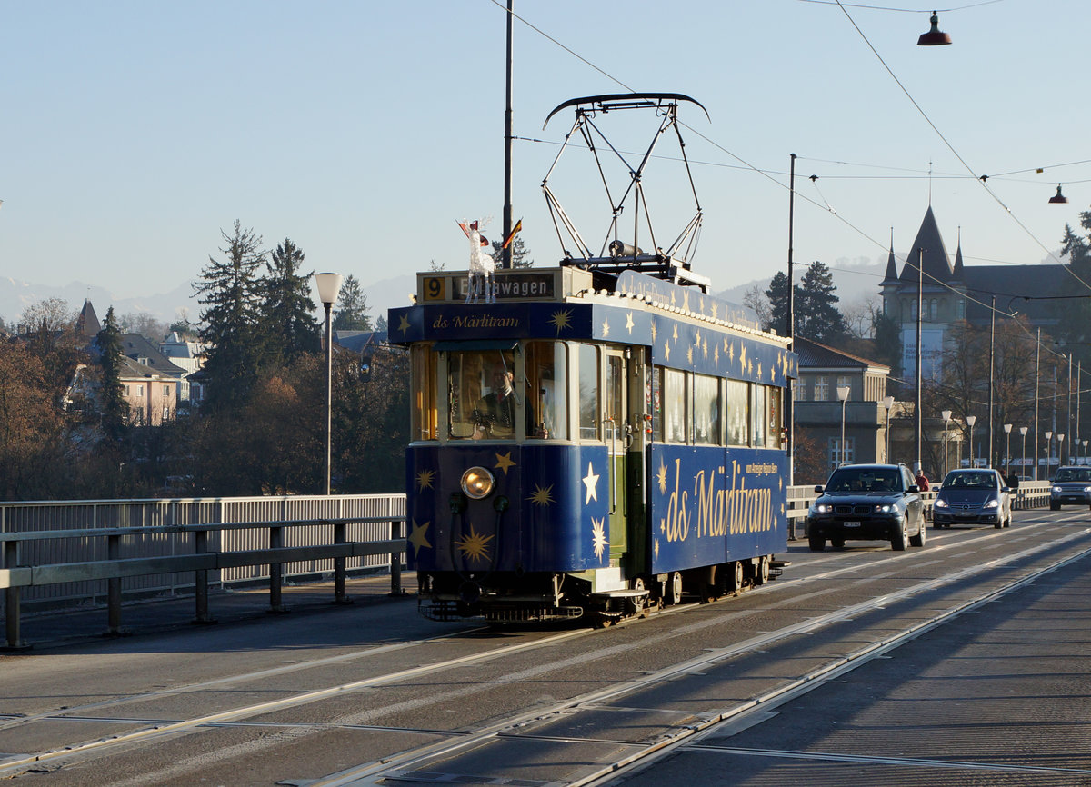 BERNMOBIL: Mit der Weihnachtsstrassenbahn  Märlitram  in Bern unterwegs am 14. Dezember 2016.
Foto: Walter Ruetsch