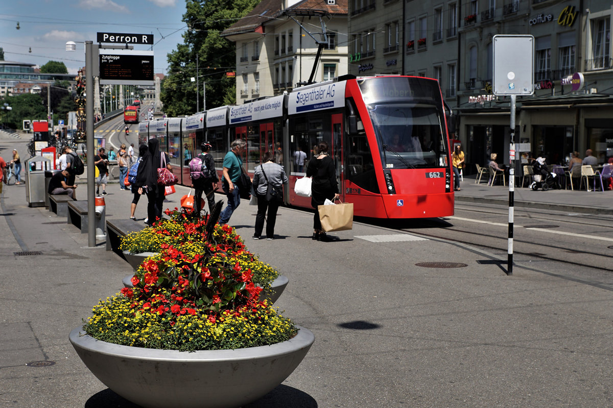 BERNMOBIL.
Die drei in der Stadt Bern verkehrenden Strassenbahntypen:
Der Stolz der Berner Strassen Flotte ist das Siemens Combino Tram XL aus dem Jahre 2009.
Fotografiert wurde es bei einem Zwischenhalt auf dem Kornhausplatz, wo immer viele Stadtbesucher ein- und aussteigen am 15. Juni 2018.
Foto: Walter Ruetsch
