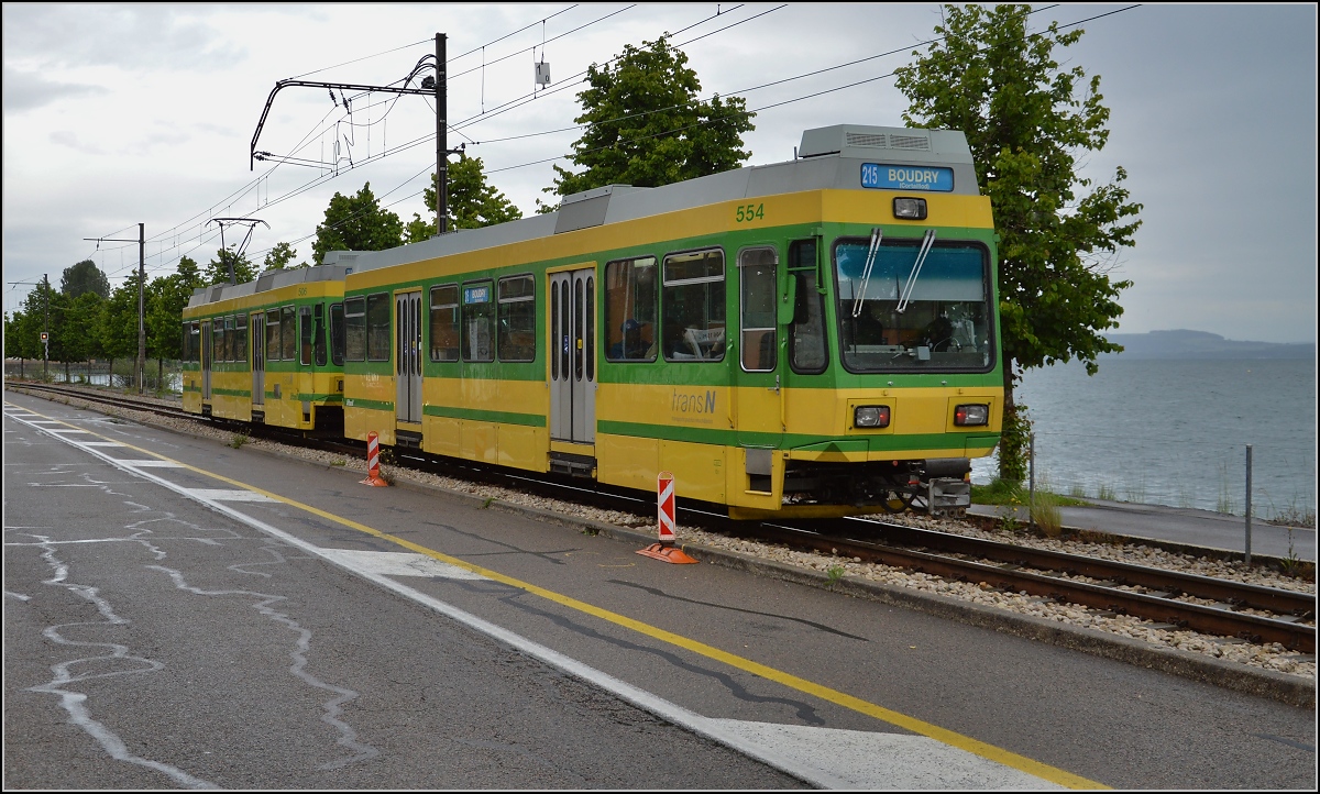 Besonders schön gelegen ist der übriggebliebene Rest der Neuenburger Tram entlang des Neuenburger Sees nach Boudry. Steuerwagen Bt 554, Baujahr 1981, am Triebwagen Be 4/4 506 zwischen Serrieres und Neuenburg. Juni 2016. 