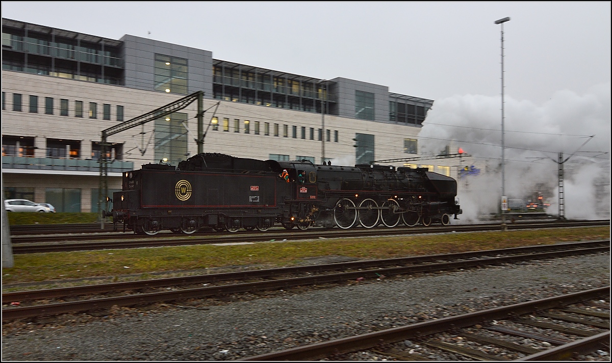 Besuch der Grande Dame 241-A-65 in Konstanz.

Umsetzen, um den Zug am Bahnsteig abzuholen, Rangierloks gibt es schon seit 20 Jahren keine mehr in Konstanz. Dezember 2015.