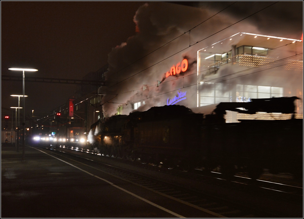 Besuch der Grande Dame 241-A-65 in Konstanz.

Und mit wenigen Minuten Verspätung geht es wieder zurück über Romanshorn und Zürich nach Full. Dezember 2015.