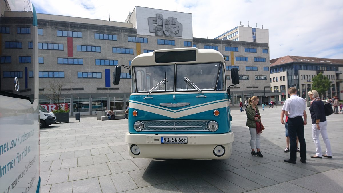 ....bevor er so aussah musste viel Arbeit reingesteckt werden weil er sehr kaputt auf ein Grundst�ck mal gefunden wurde und dem Besitzer abgekauft wurde......aber es hat sich gelohnt das noch ein st�ck altes da ist .....zu DDR-Zeiten war doch der Ikarus der Haupt Bus der Stadt 