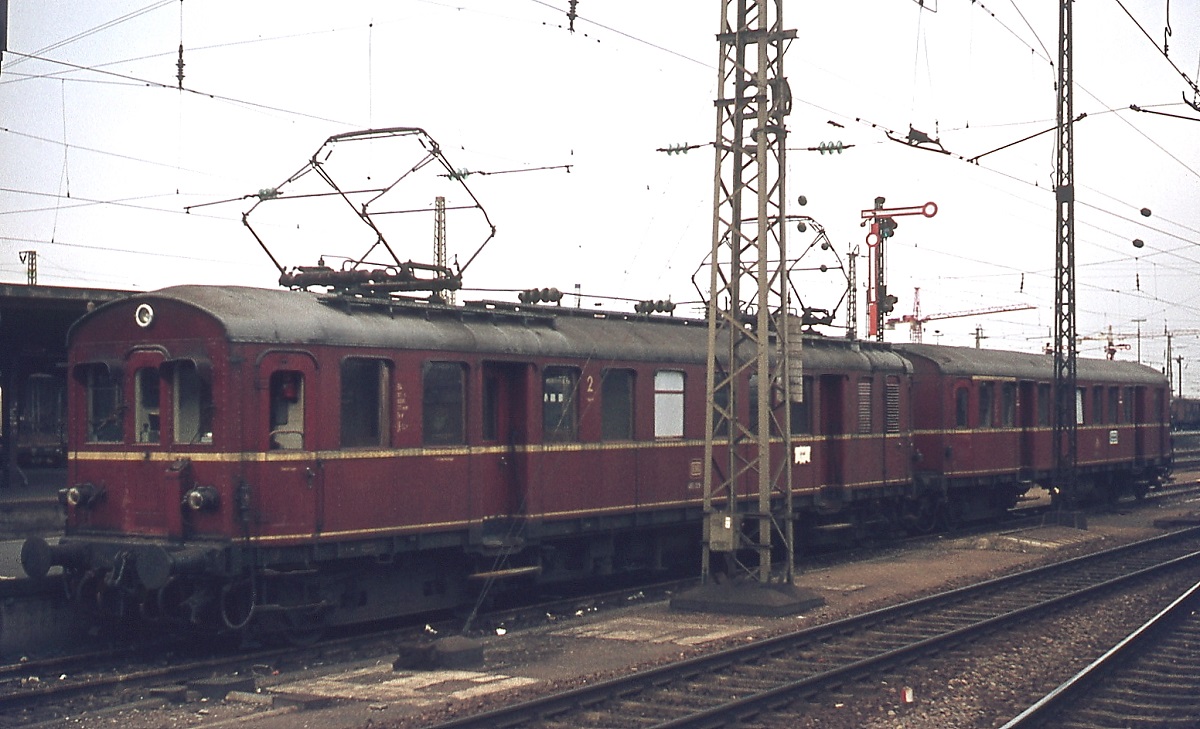 Bis Mitte der 1970er Jahre setzte die DB auf der Wiesentalbahn noch Triebwagen der Baureihe 485 ein, hier ein abgstellter Zug am 31.12.1974 in Basel Badischer Bahnhof