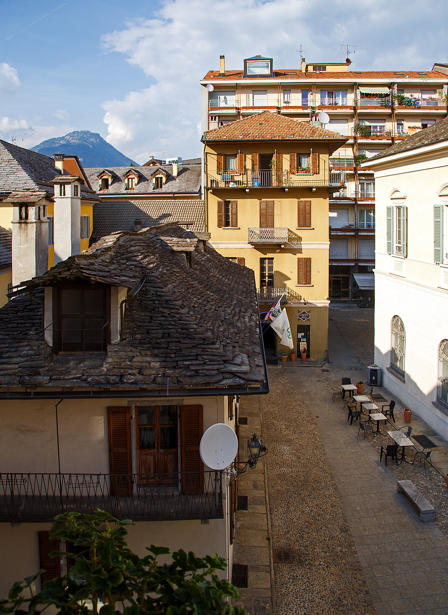 Blick (andere Richtung) von unserem Hotelzimmer-Balkon (Locanda Piemonte da Sciolla) in Domodossola hier am 07.09.2021.