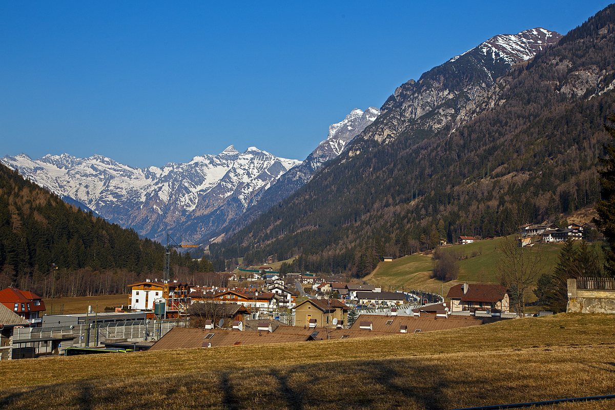 Blick auf die Brennerbahn in Gossensaß/Colle Isarco (im Wipptal), in Südtirol (italienisch Alto Adige), amtlich Autonome Provinz Bozen – Südtirol, am 26.03.2022.