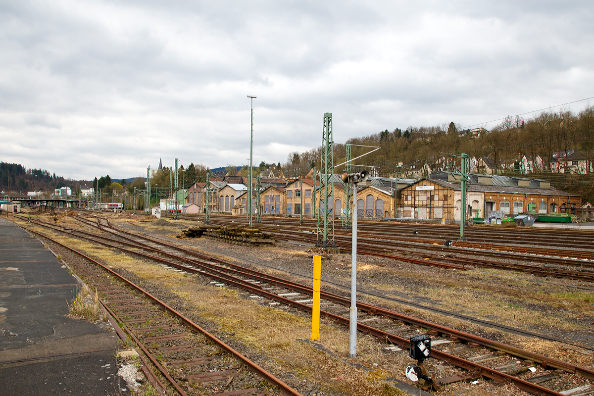 Blick auf das ehemalige AW (Ausbesserungswerk) Betzdorf (Sieg) am 11.04.2015. In den ersten Hallen (von rechts) waren bis 1984 noch die VT-Unterhaltung und die Grocontainer-Ausbesserung. Hier war die Heimat vieler Uerdinger Schienenbuse (VT 95 / VT 98), die zuletzt die Mitte der 1990er noch u.a. ber die Hellertalbahn (KBS 462) nach Dillenburg fuhren. Der restliche grere Teil vom AW wurde bereit 1955 geschlossen und an die an die Schfer-Werke verpachtet.  