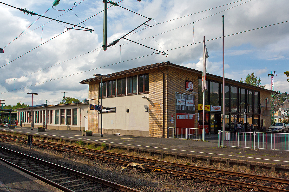 
Blick auf das Empfangsgebäude vom Bahnhof Betzdorf/Sieg (am 13.07.2014, aufgenommen vom Bahnsteig 103).