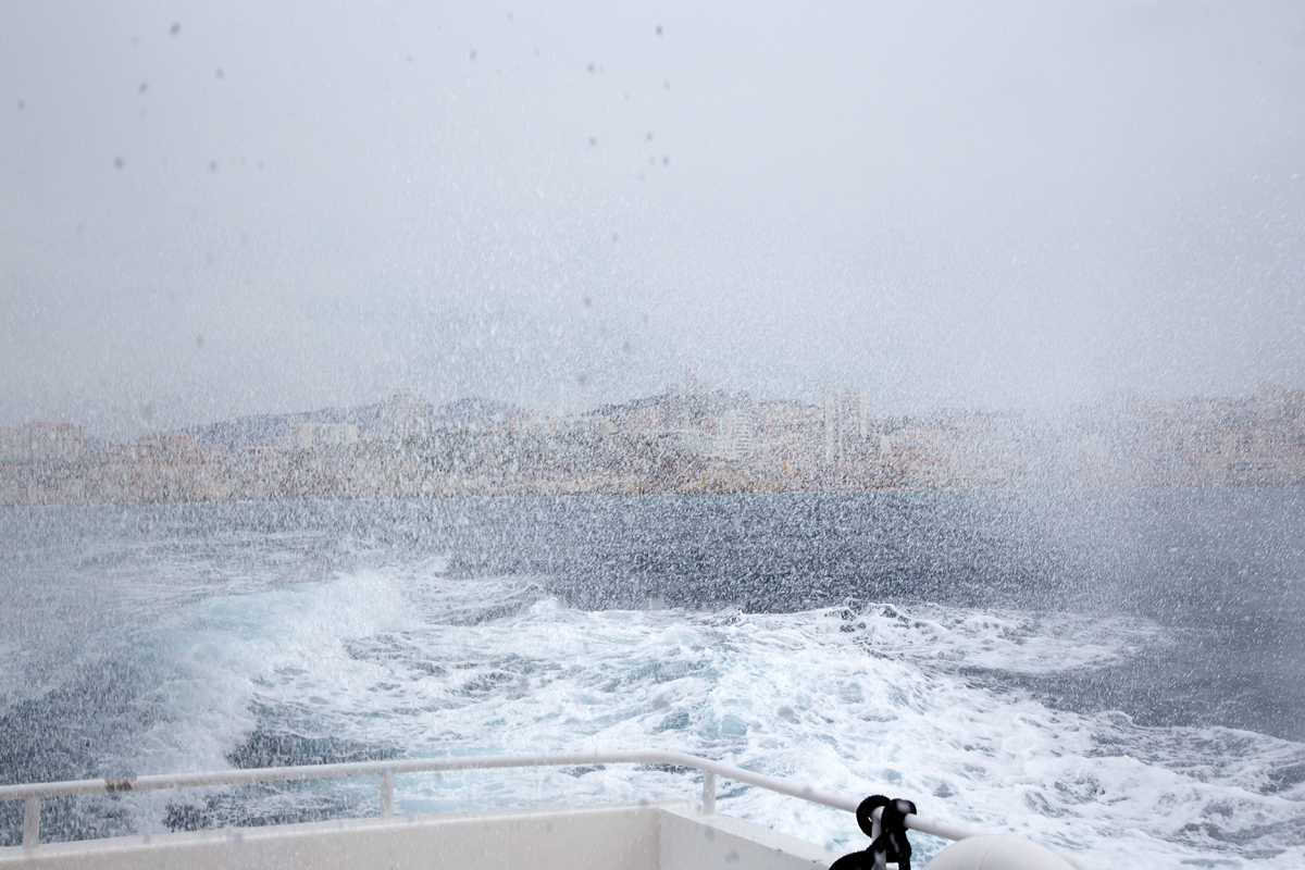 
Blick auf Marseille, auf unserer Fahrt am 25.03.2015 zu den Frioul-Inseln.  
Sorry, auf dem Bild kann man Marseille nicht richtig erkennen, da das Wasser gerade über das Oberdeck schwappte. Aber es gibt einen Eindruck auf unsere Fahrt, bei einem sehr gutem Wellengang;-) 