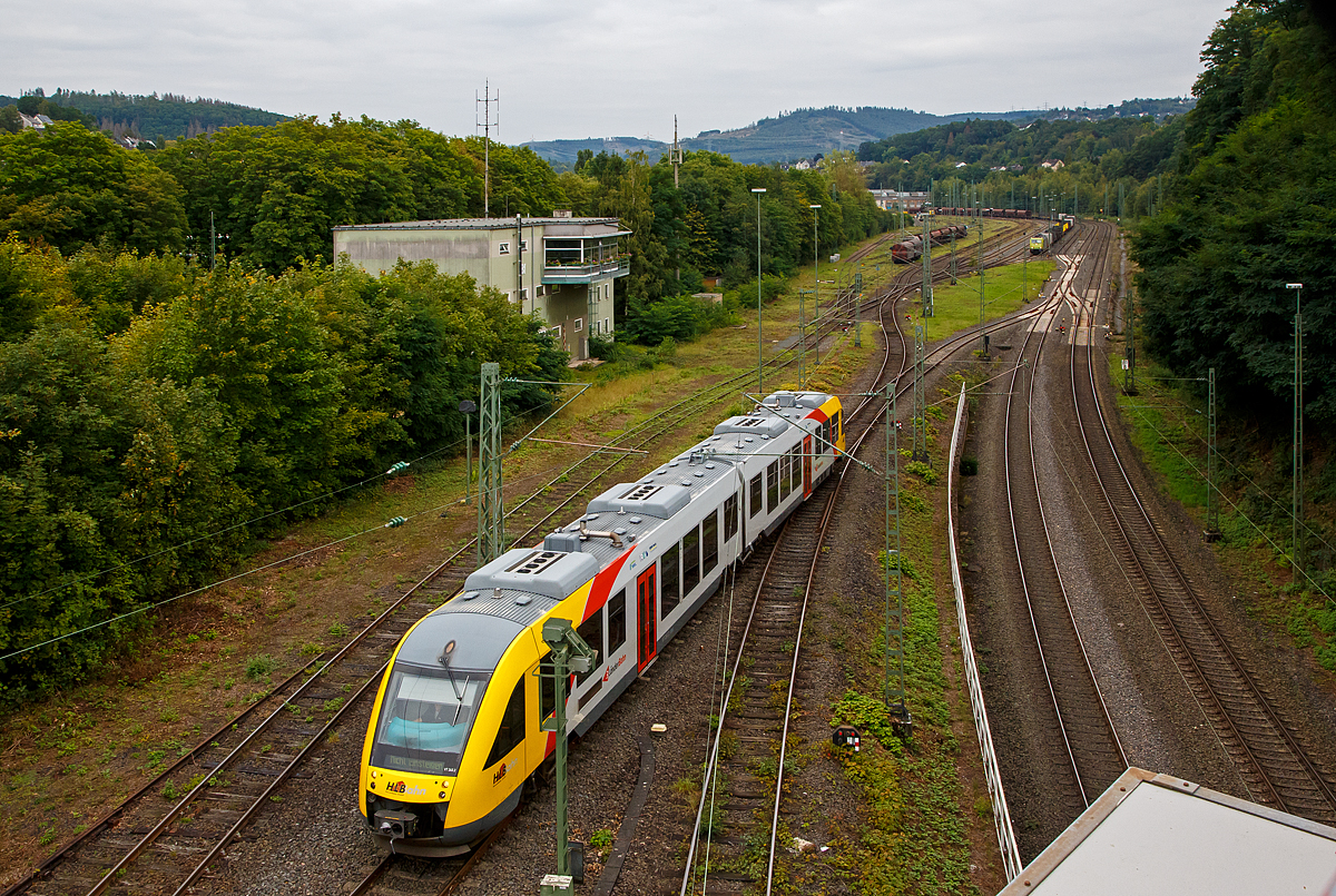 Blick auf den Rangierbahnhof (Rbf) Betzdorf/Sieg (von der Brcke in Betzdorf-Bruche)........
Der VT 263 (95 80 0648 163-3 D-HEB / 95 80 0648 663-2 D-HEB) ein Alstom Coradia LINT 41 der HLB (Hessische Landesbahn), rangiert ungewhnlich am 20.09.2021im Rbf Betzdorf (Sieg). Im Bereich der Abstellgruppe des Rbf Betzdorf (Sieg) finden z.Z. Bauarbeiten statt.

Links das Stellwerk Betzdorf/Sieg Fahrdienstleiter (Bf), hinten rechts hat die α 185 603-8 (91 80 6185 603-8 D-ATLU) einen leeren Gterzug abgestellt. 

Rechts sieht man das zweigleisige Hauptgleis der Siegstrecke.