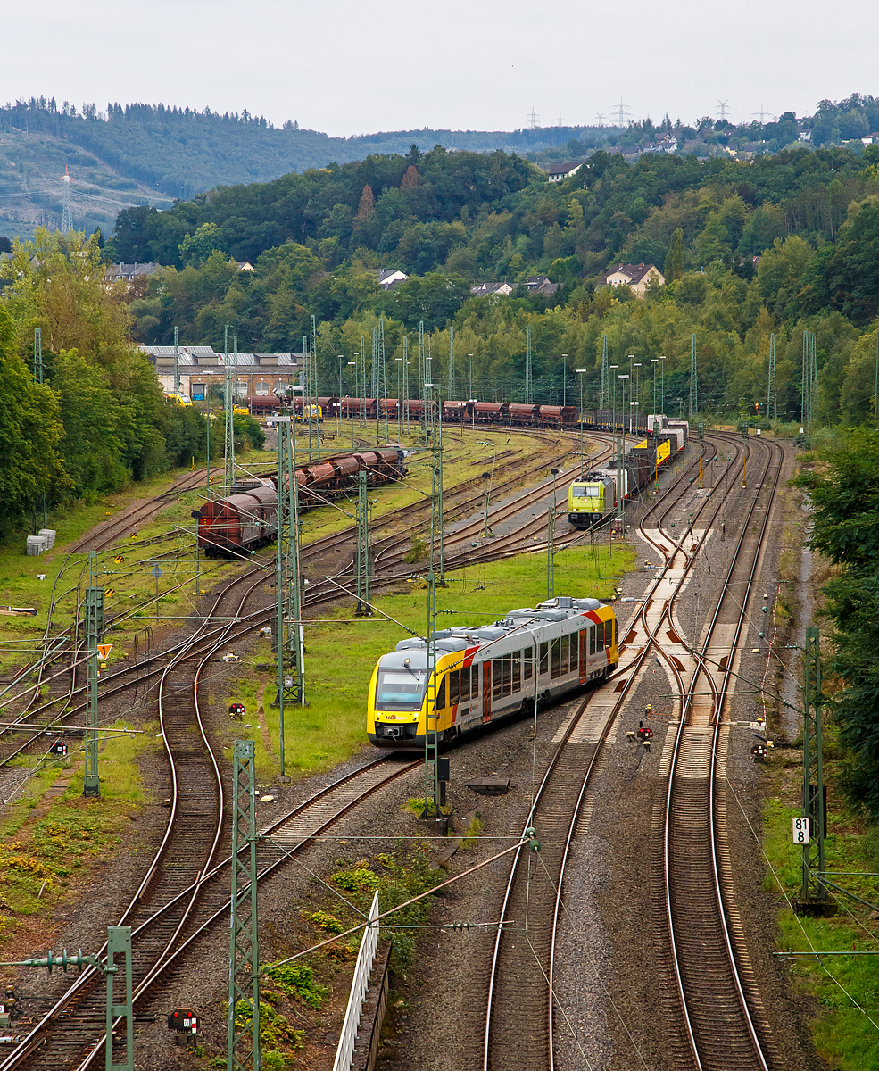 Blick auf den Rangierbahnhof (Rbf) Betzdorf/Sieg (von der Brcke in Betzdorf-Bruche)........
Der VT 263 (95 80 0648 163-3 D-HEB / 95 80 0648 663-2 D-HEB) ein Alstom Coradia LINT 41 der HLB (Hessische Landesbahn), rangiert ungewhnlich am 20.09.2021im Rbf Betzdorf (Sieg). Im Bereich der Abstellgruppe des Rbf Betzdorf (Sieg) finden z.Z. Bauarbeiten statt.

Hinten hat die α 185 603-8 (91 80 6185 603-8 D-ATLU) einen leeren Gterzug abgestellt. 

Rechts sieht man das zweigleisige Hauptgleis der Siegstrecke.