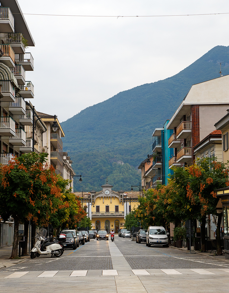 Blick durch die Corso Paolo Ferraris zum Bahnhof Domodossola (im Piemont, Italien) am 09.09.2021.