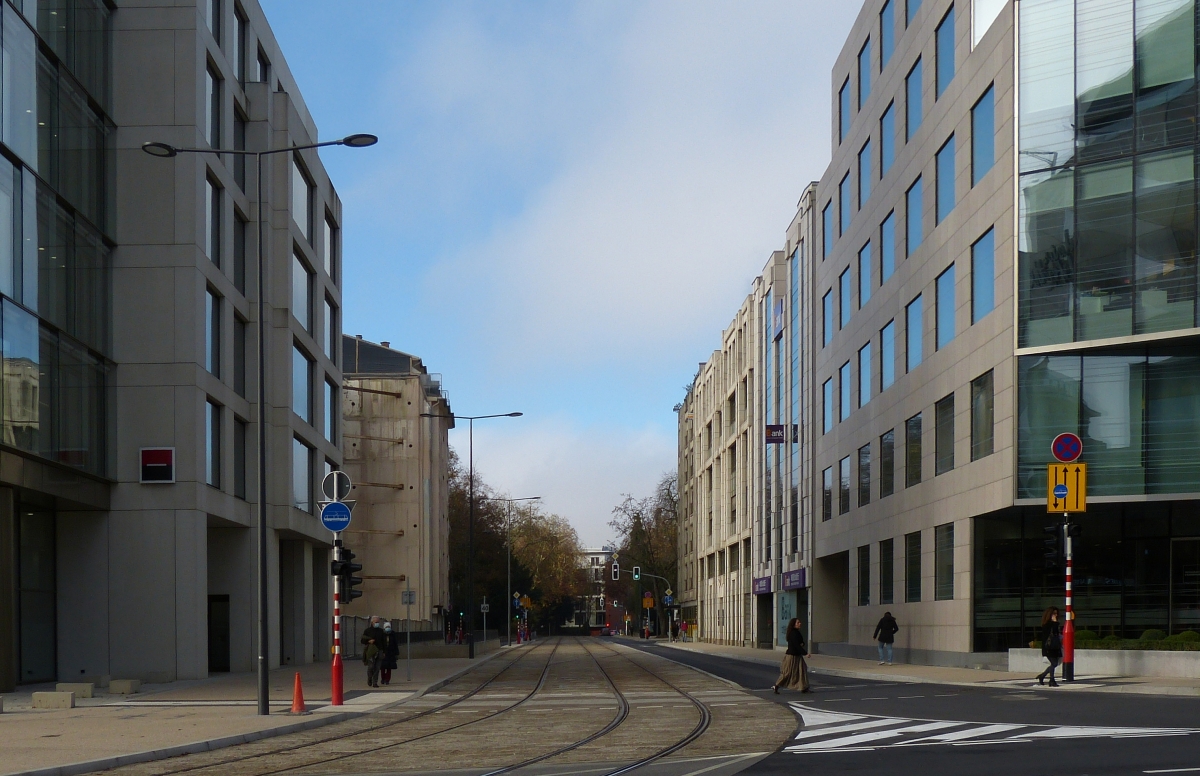 Blick nahe der Haltestelle Hamilius am Boulevard Royal in Luxemburg Stadt durch die Avenue Emile Reuter in Richtung Stäreplaz, hier wird ab dem 13.12.2020 die Straßenbahn verkehren. 18.11.2020 (Hans) 