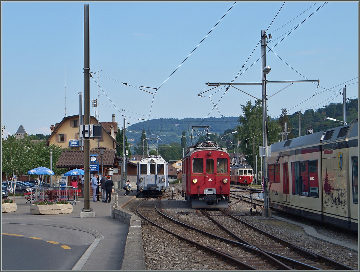 BLONAY-CHAMBY PINGSTFESTIVAL 2015: MOB BCFe 4/4 N 11, RhB ABe 4/4 N 35 und im Hintergrund der CEV BDeh 2/4 75 in Blonay.
25. Mai 2015