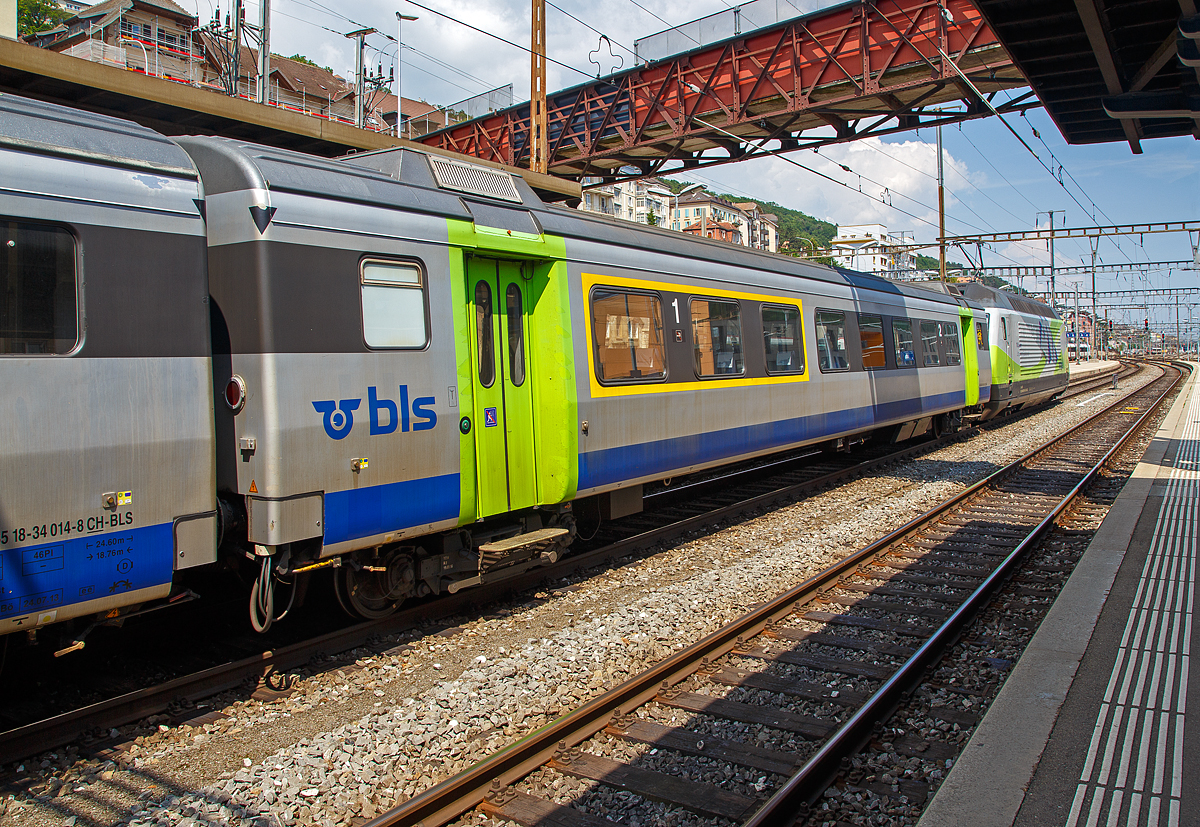 
BLS 1. und 2. Klasse Endwagen ABS 50 85 81 – 34 008-2 CH BLS ein Einheitswagen III (EW III) eingereiht am 18.05.2018 in einem BLS EWIII -  Pendelzug im Bahnhof Neuchâtel.

Die Einheitswagen III wurden 1972 bis 1975 gebaut und ab 1975 als Swiss Express mit der unverwechselbaren orange-hellgrauen Lackierung als Städteschnellzüge (heute InterCity) St. Gallen–Genève eingesetzt. Ihre Höchstgeschwindigkeit beträgt 140 km/h und sie waren konstruktiv für den Einsatz von Neigetechnik vorbereitet, die Seitenwände sind dafür auch nach oben hin einwärts geneigt gebaut worden. Sie waren die erste größere Serie klimatisierter Wagen in der Schweiz. Die 29 bis 30 Tonnen schweren Wagen erwiesen sich trotz dieser modernen Merkmale im täglichen Einsatz jedoch als nicht zufriedenstellend.

Es wurden insgesamt 72 Wagen gebaut. Die verbliebenen 57 Wagen wurden per Fahrplanwechsel 2004 an die BLS Lötschbergbahn verkauft und danach im Innenraum modernisiert. Die BLS ließ noch je zwei A-Wagen zu Zweitklasse-Steuerwagen und zu Endwagen umbauen. Somit existieren insgesamt neun Steuerwagen. Bis Dezember 2004 waren alle Wagen in den neuen BLS-Farben lackiert worden und seither werden sie im RegioExpressverkehr Bern–Langnau–Luzern und Bern–Neuchâtel eingesetzt. Im Gegenzug kauften die SBB die Einheitswagen IV der BLS. Von 2004 bis 2010 trugen die Wagen BLS-UIC-Nummern (50 63 …), seither tragen sie TSI-Nummern mit dem Landescode 85, die nicht umgebauten Fahrzeuge haben dabei wieder ihre alten Nummern erhalten. 

Ein sechsteilige Pendelzug- Komposition bietet 320 bis 343 Sitzplätze, die Wagenübergänge sind dabei stufenlos begehbar. Geschwindigkeiten von bis zu 140 km/h garantieren zudem attraktive Fahrzeiten.

TECHNISCHE DATEN:
Spurweite: 1.435 mm (Normalspur)
Wagenlänge über Puffer:  24.600 mm
Drehzapfenabstand: 18.760 mm
Eigengewicht: 29 t
Sitzplätze: 17 in der 1. Klasse und 29 in der 2. Klasse
Besonderheit: Fahrradabteil