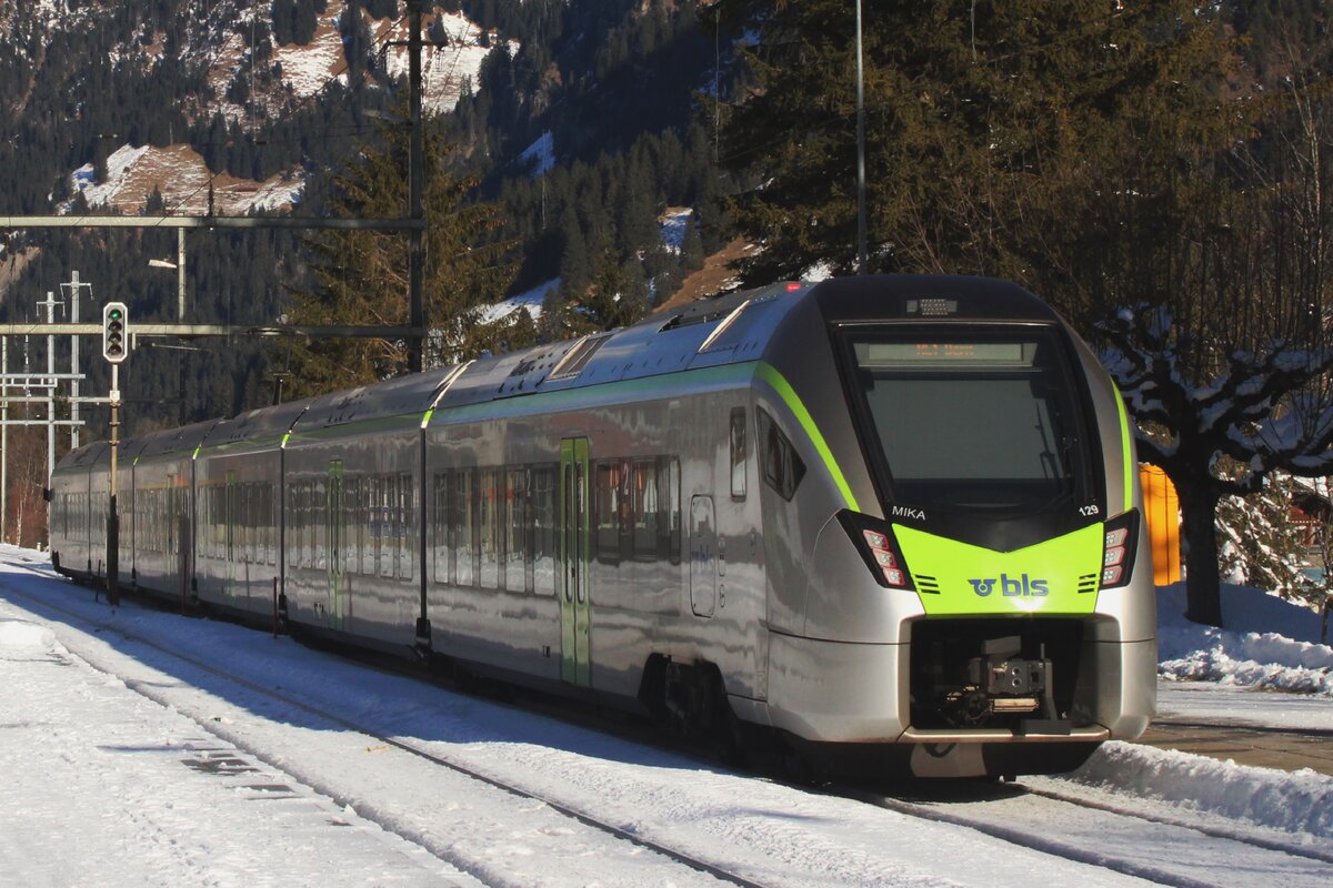 BLS 528 129 verlasst Kandersteg am 1 Januar 2025 mit ein RB nach Bern über Frutigen, Spiez und Thun.