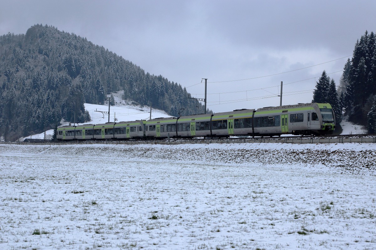 BLS: Als Ersatz für die EW III Pendel werden die RE Bern-Luzern ab dem Fahrplanwechsel 2015 mit RABe 535  Lötschberger  geführt. Am 26. Februar 2016 konnte ein RE auf der Fahrt nach Luzern zwischen Trubschachen und Wiggen fotografiert werden.
Foto: Walter Ruetsch