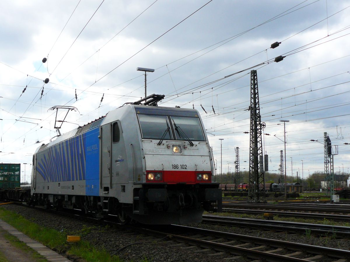 BLS Cargo / Railpool Lok 186 102-0 (NVR nummer: 91 80 6186 102-0 D-Rpool) G�terbahnhof Oberhausen West, Deutschland 17-04-2015.

BLS Cargo / Railpool loc 186 102-0 (NVR nummer: 91 80 6186 102-0 D-Rpool) Goederenstation Oberhausen West, Duitsland 17-04-2015.