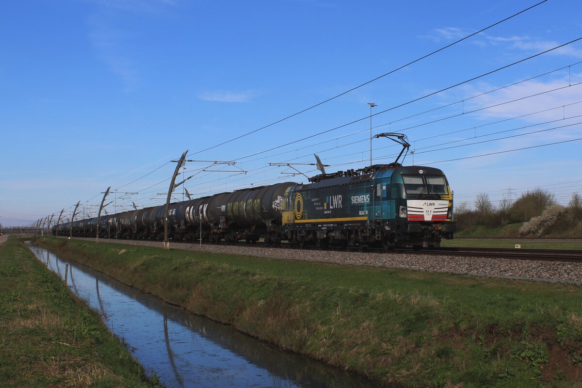 BLS Cargo X4E-717 tragt ein Werbung fr LWR (Locomotieven werkplaats Rotterdam -LokBw Rotterdam) und wird samt Trecate-Kesselwagenzug am 14 Mrz 2024 auf den Weg nach Italien bei Valburg gesichtet.