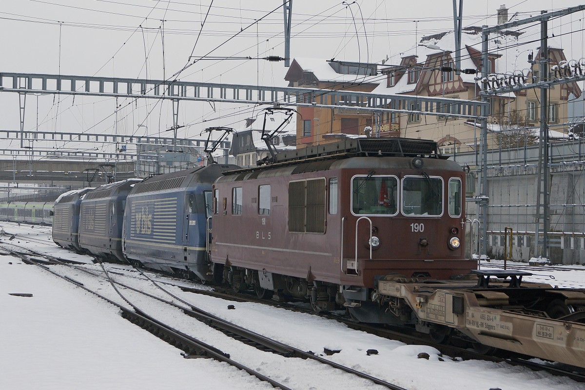 BLS: Güterzugsverstärkung in Spiez vom 2. Januar 2014. Der von Weil am Rhein im Bahnhof Spiez einfahrende LKW-Walter Blockzug mit der Re 465 011-5 und der Re 4/4 190 wurde für die Weiterfahrt nach Domodossola mit zwei weiteren Re 465 verstärkt. An der Zugsspitze der nicht alltäglichen Vierfach-Traktion wurde die 465 014-9 eingereiht.
Foto: Walter Ruetsch