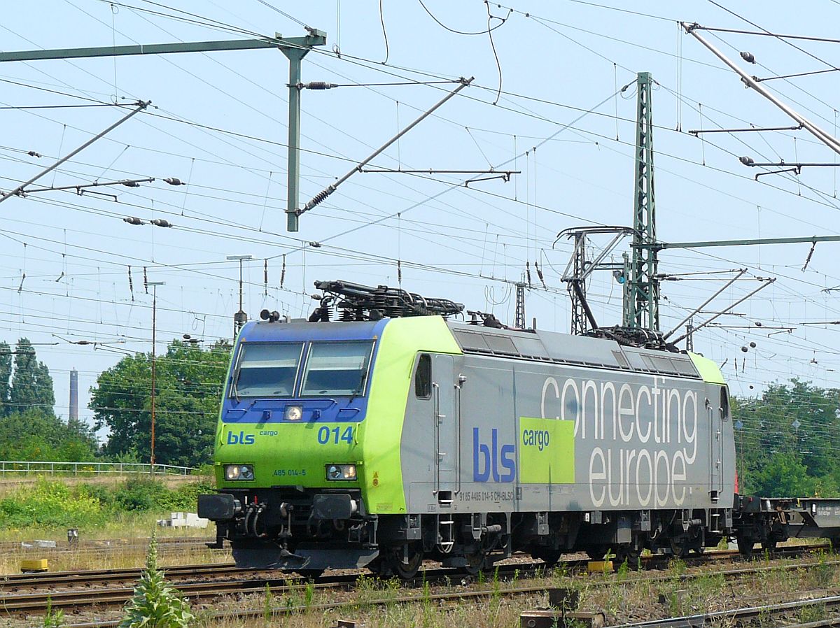 BLS Lok 485 014-5 Oberhausen West, Deutschland 03-07-2015.

BLS locomotief 485 014-5 Oberhausen West, Duitsland 03-07-2015.
