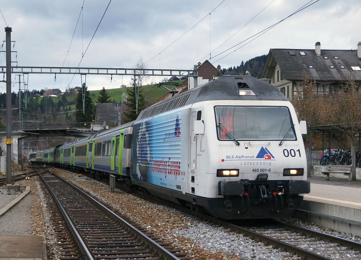BLS: RE Bern-Luzern mit der Re 465 001-6 bei der Einfahrt Langnau im Emmental am 11. Dezember 2014. Besonders zu beachten ist das zweiteilige Verstärkungsmodul am Zugsschluss.
Bahnsujets der Woche 50/2014 von Walter Ruetsch