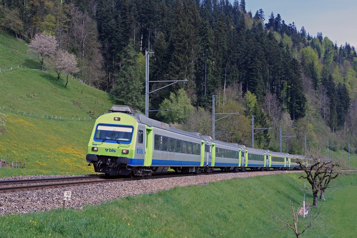 BLS: RE Bern-Luzern zwischen Konolfingen und Langnau im Emmental unterwegs am 29. April 2015.
Foto: Walter Ruetsch