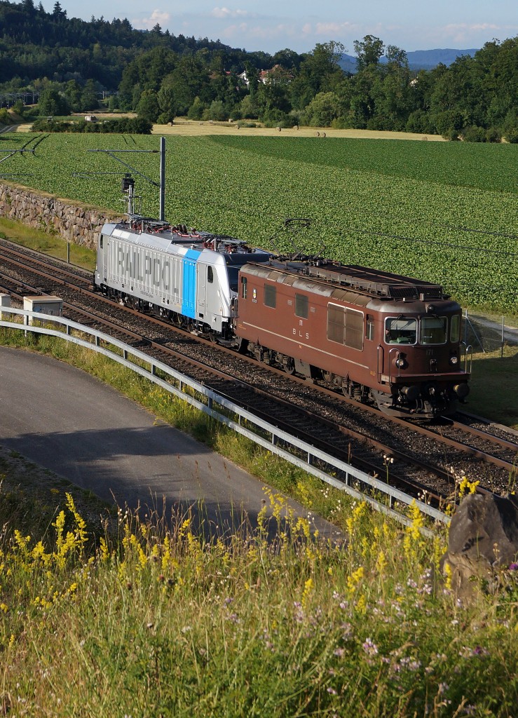 BLS/RAILPOOL (BOMBARDIER):  ALT UND NEU  Die BLS Re 4/4 171 (1964) mit der RAILPOOL 187 005-4 (2014) bei Roggwil am 25. Juni 2015.
Foto: Walter Ruetsch 