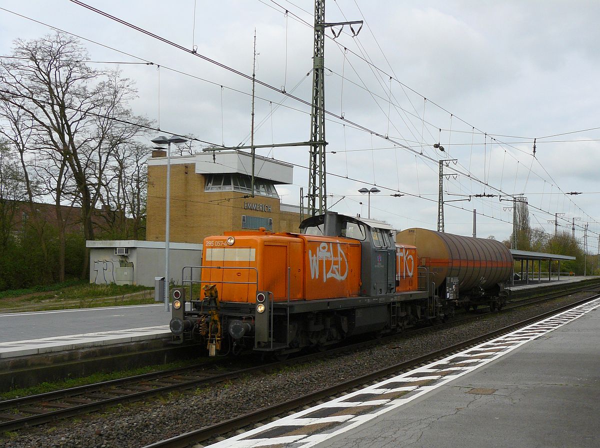 Bocholter Eisenbahngesellschaft (BEG) Dieselok 295 057-4 Emmerich am Rhein 18-04-2015.

Bocholter Eisenbahngesellschaft (BEG) diesellocomotief 295 057-4 met ��n ketelwagen. Emmerich, Duitsland 18-04-2015.