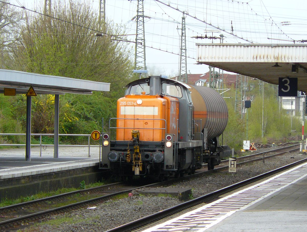 Bocholter Eisenbahngesellschaft (BEG) Dieselok 295 057-4 Emmerich am Rhein 18-04-2015.

Bocholter Eisenbahngesellschaft (BEG) diesellocomotief 295 057-4 met ��n ketelwagen. Emmerich, Duitsland 18-04-2015.