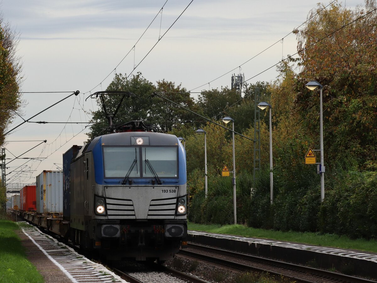BoxXpress Lokomotive 193 538-6 (91 80 6193 538-6 D-BOXX) Bahnhof Praest 03-11-2022.

BoxXpress locomotief 193 538-6 (91 80 6193 538-6 D-BOXX) station Praest 03-11-2022.