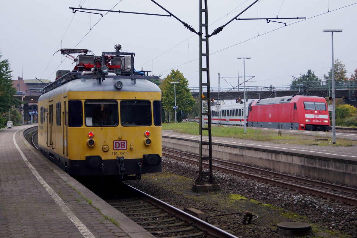 BR 101/Diagnose VT: Seltene Begegnung vom 14. Oktober 2015 in HAMBURG HARBURG zwischen dem DIAGNOSE VT 701 167-9 und einem IC mit der 101 007-3 in HAMBURG HARBURG am 14. Oktober 2015.
Foto: Walter Ruetsch