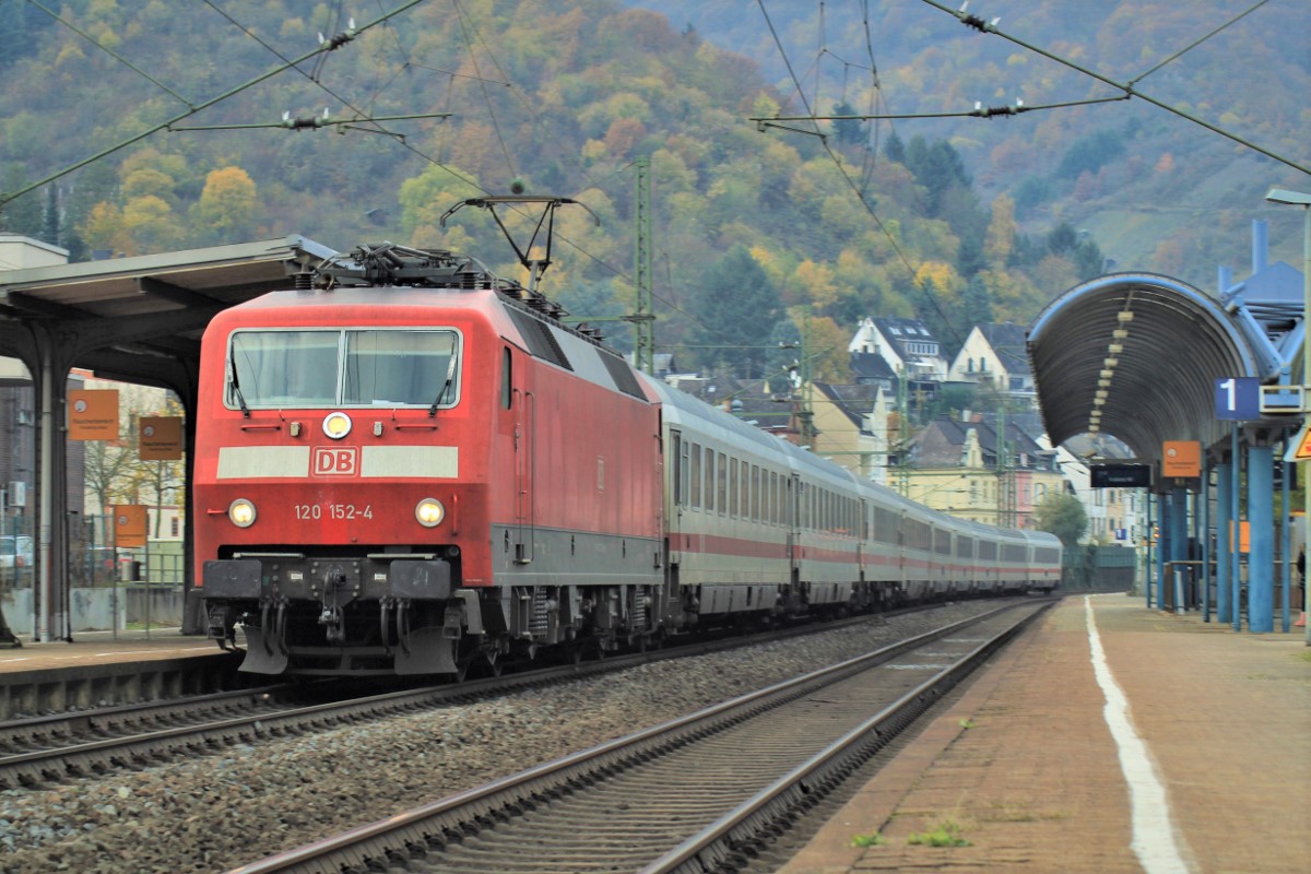 BR 120 152-4 aus dem Bw Mnchen vor ihrem leider unbekannten IC in Richtung Bingen (Rhein), hier in Boppard. An dieser Stelle freundliche Gre zurck an den Tf.