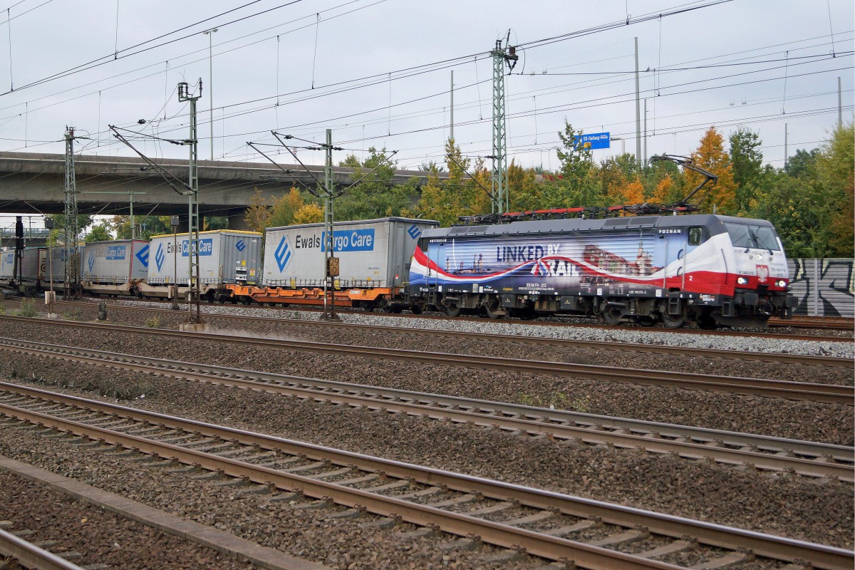 BR 189: Die POZNAN E 189-213 mit Werbeanstrich beim eher seltenen Passieren das Bahnhofs HAMBURG HARBURG am 13. Oktober 2015. 
Foto: Walter Ruetsch