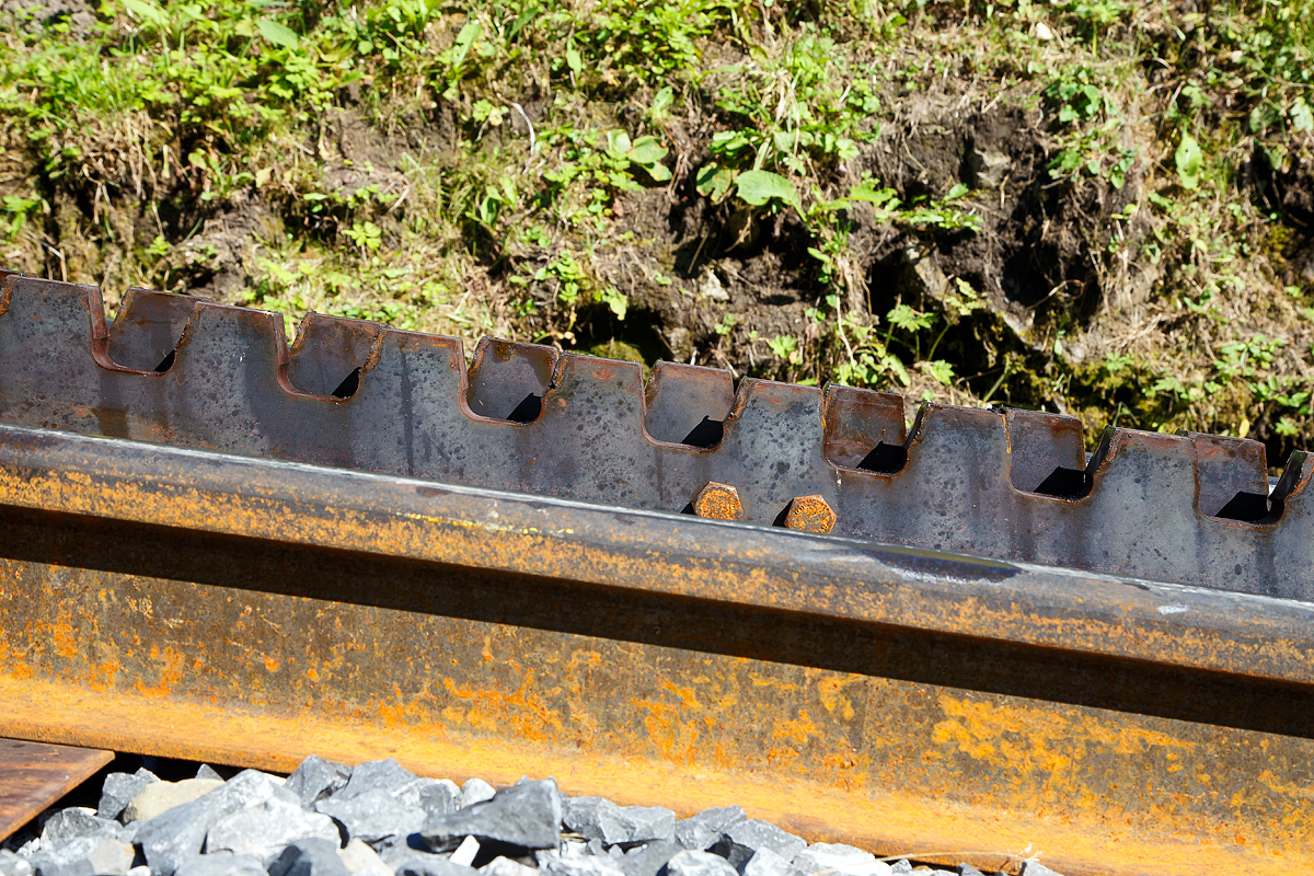 
Brienz Rothornbahn: Ansicht auf eine doppelte Zahnstangen vom System Abt, direkt oberhalb der Mittelstation Planalp, am 24.09.2016. Die Zahnteilung der Zahnstange beträgt 120 mm. 