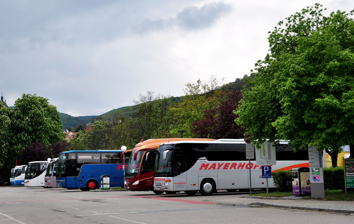 Buntes Bild am 2.5.2015 in Krems.1. Bus Setra 415 GT-HD von Mayerhofer aus �sterreich.