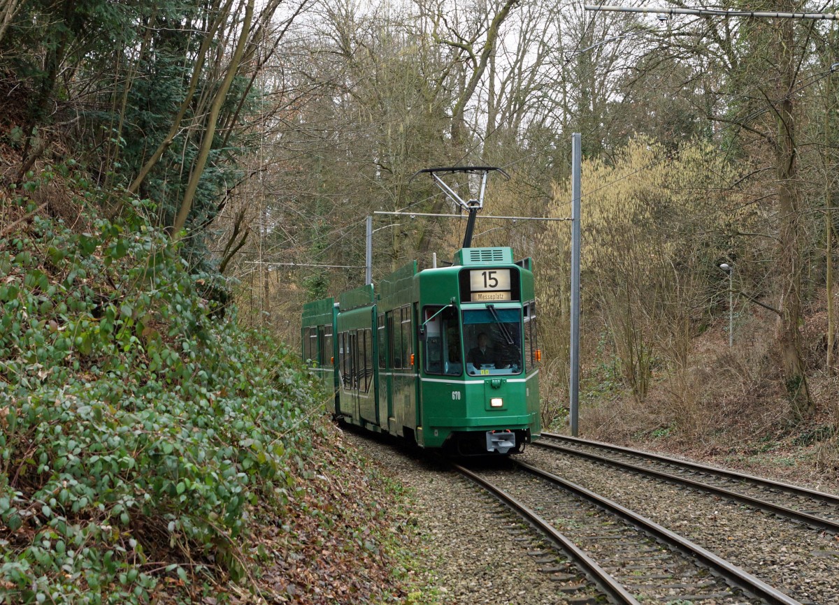 BVB: Auf der Tramlinie 15 wird die Strassenbahn zur  WALDBAHN  wie die Aufnahme vom 1. Februar 2016 des Be 4/6 670 (1990-1991) zeigt.
Foto: Walter Ruetsch 