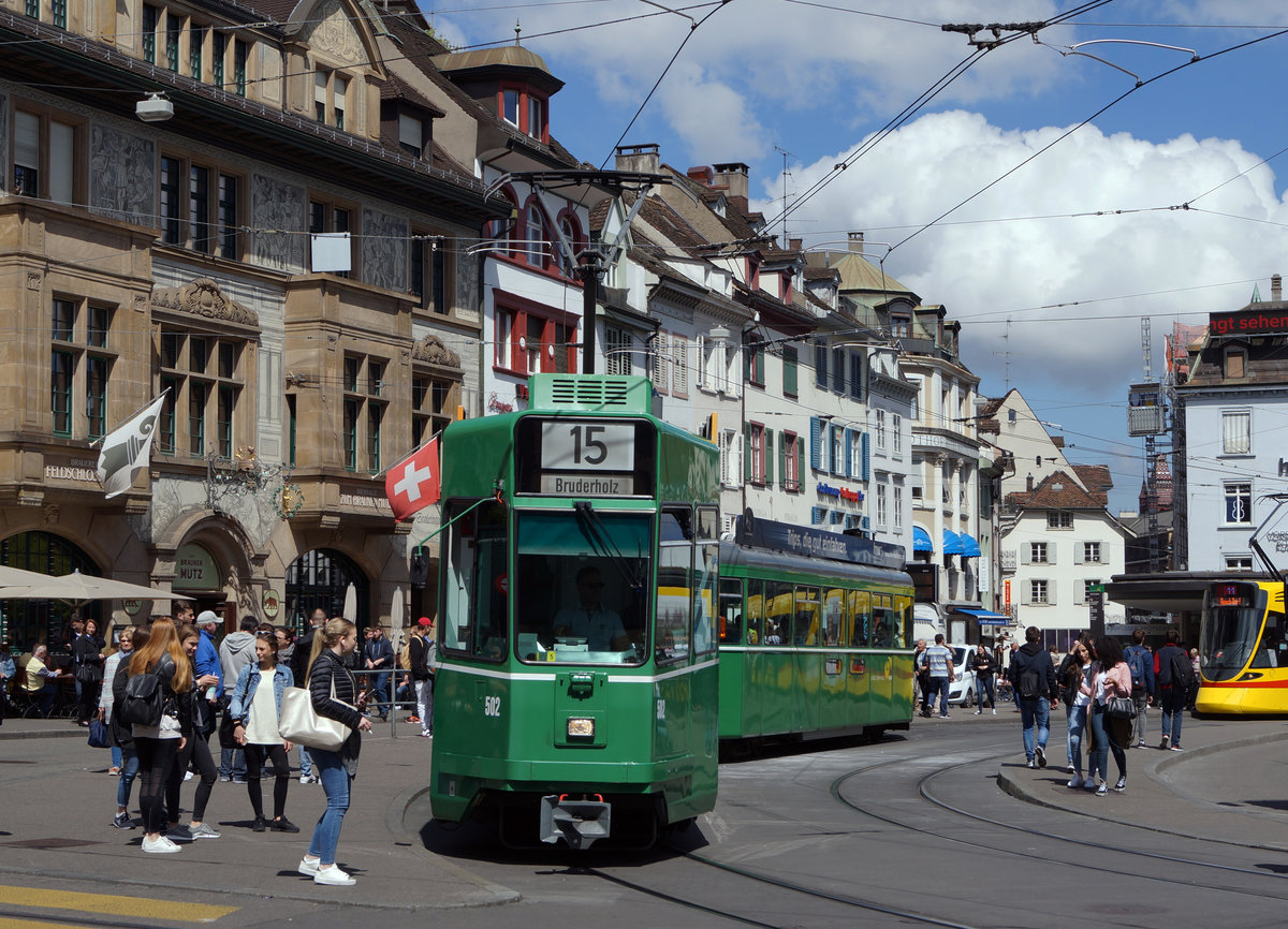 BVB: Be 4/4 502 + B auf der Lienie 15 bei der Ausfahrt der Haltestelle Barfsserplatz am 5. Mai 2017.
Foto: Walter Ruetsch